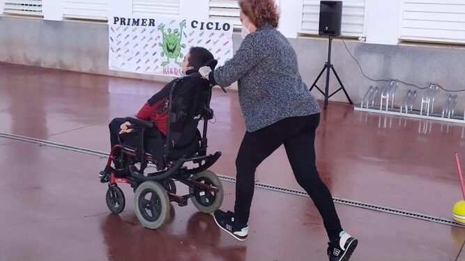 Empujan la silla de ruedas de David, el adolescente de Pozoblanco con parálisis cerebral.