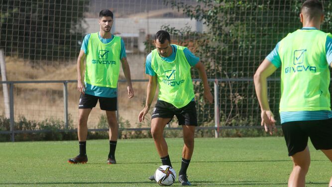 De las Cuevas controla el balón en el entrenamiento del Córdoba CF de este miércoles.