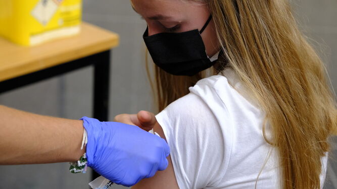 Una joven recibe una dosis de la vacuna.