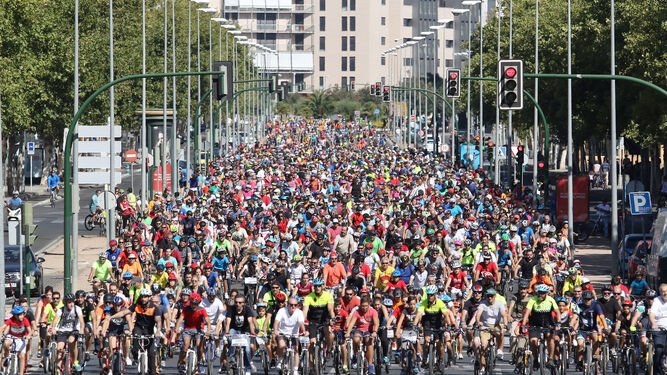 Miles de ciclistas toman las calles de Córdoba con motivo de la Semana de la Movilidad.