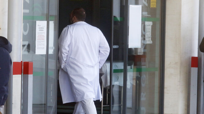 Un profesional del SAS entrando al Hospital Reina Sofía.