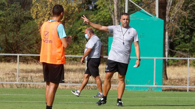 Germán Crespo indica a sus jugadores un ejercicio en un entrenamiento en la Ciudad Deportiva.
