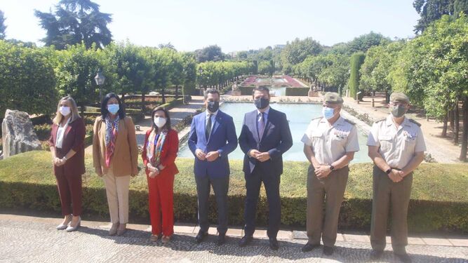 Foto de familia de las autoridades en los jardines de Alcázar tras el acto.