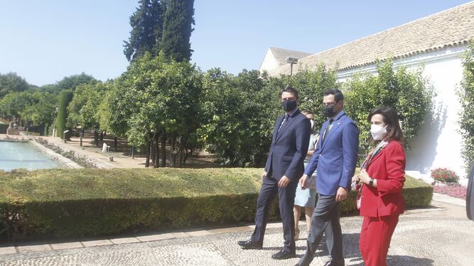 Margarita Robles, en primer plano, pasea por los jardines del Alcázar junto a Bellido y Moreno.