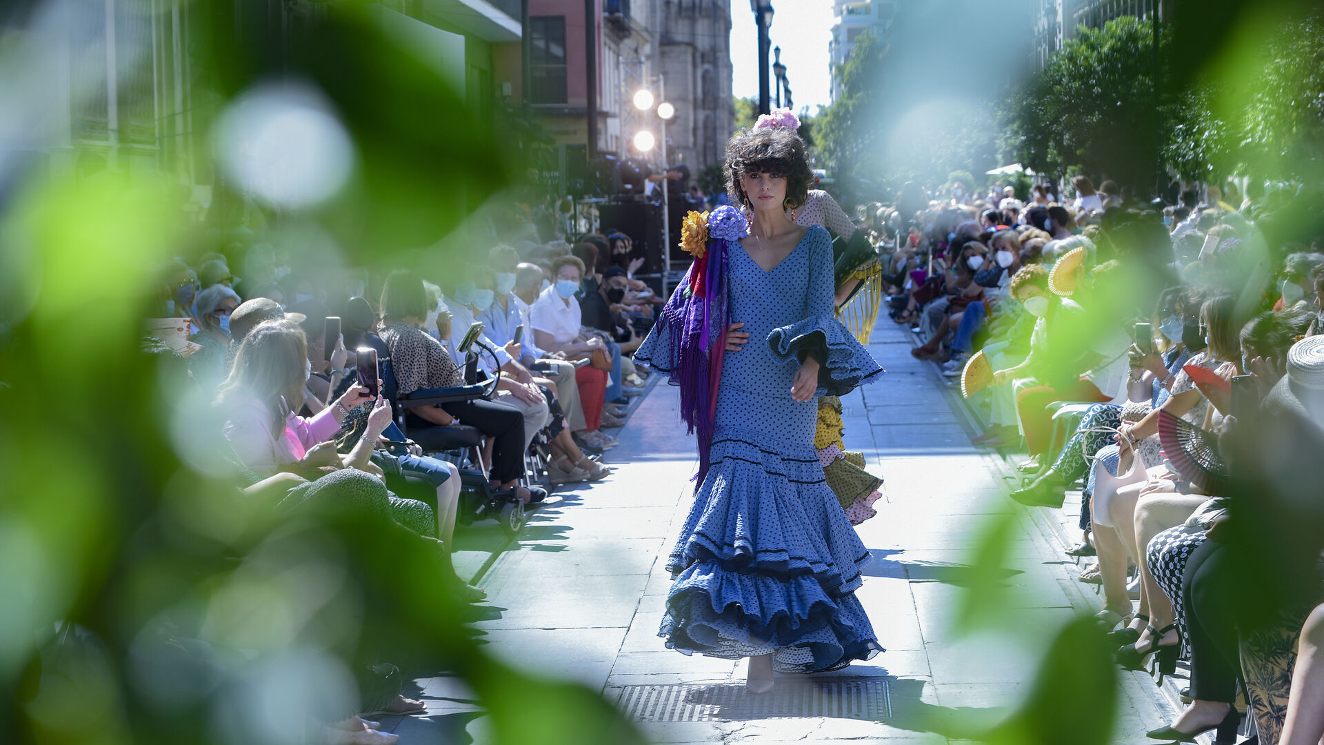 El desfile de moda flamenca de la Avenida de la Constituci&oacute;n, en im&aacute;genes