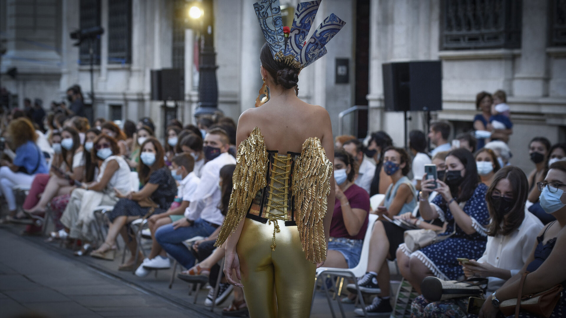 El desfile de moda flamenca de la Avenida de la Constituci&oacute;n, en im&aacute;genes