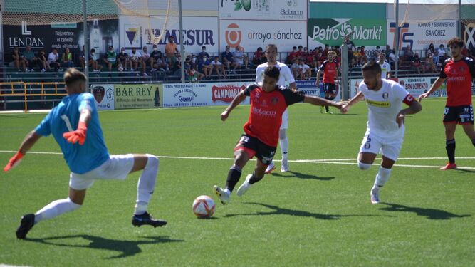 Amin Guerrero remata a portería en la jugada del gol del Salerm ante el Gerena.