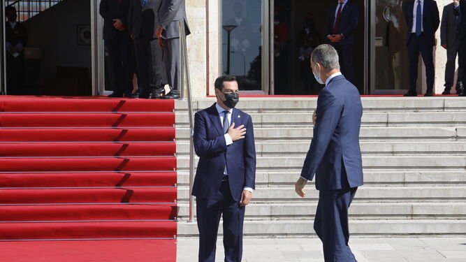 Juanma Moreno saluda a Felipe VI a su llegada.