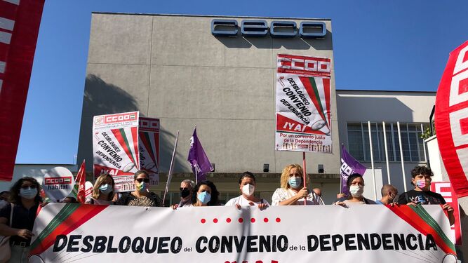 Concentración de CCOO Córdoba ante la puerta de CECO.