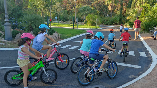 Un grupo de niños, durante un taller para aprender a ir en bicicleta.