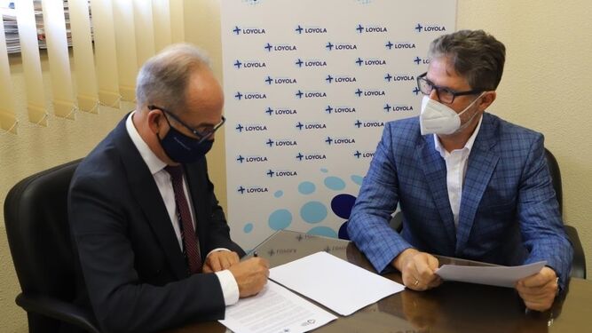 Gabriel Pérez Alcalá y Ángel Cañadilla en la firma del convenio.