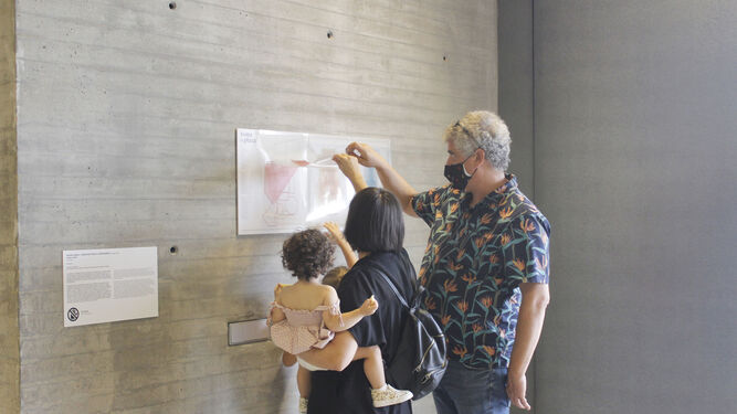 Una familia visita el Centro de Creación Contemporánea de Andalucía.