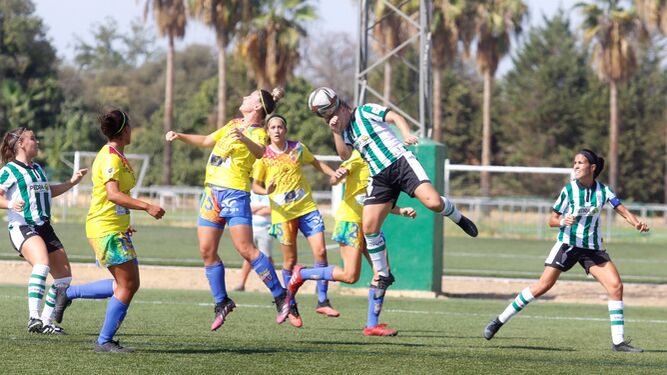 Una jugadora del Córdoba Femenino despeja el balón en un partido en la Ciudad Deportiva.