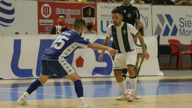 Jesulito encara a Rubén, jugador del Real Betis Futsal.