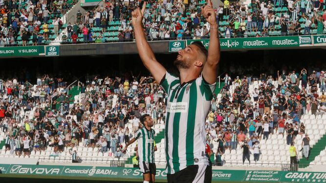 Omar Perdomo señala al cielo tras su primer gol con el Córdoba CF.