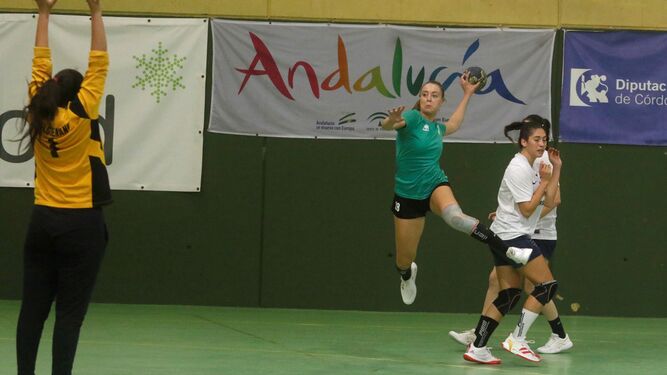 Ángela Ruiz culmina un contragolpe en el duelo ante el UCAM Murcia.