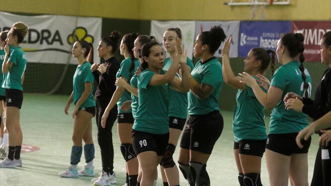 Las jugadoras del Itea Córdoba se saludan antes de arrancar un partido en La Fuensanta.
