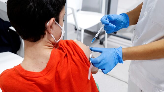 Una enfermera administra una vacuna a un adolescente.