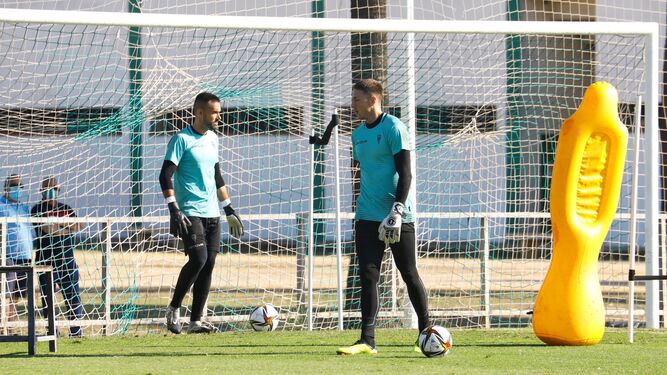 Carlos Marín, en primer plano, junto a Felipe Ramos en el entrenamiento de este miércoles del Córdoba CF.