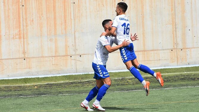 Dos jugadores del Tamaraceite celebran un gol en el Juan Guedes.