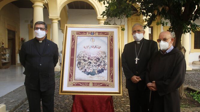 Miguel Varona, Demetrio Fernández y Alfonso Ramírez, junto al cartel conmemorativo de la beatificación.