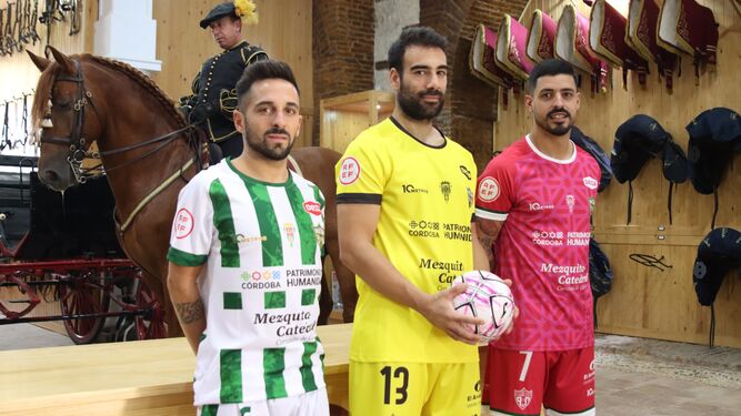 Jesulito, Prieto y Jesús Rodríguez posan con las nuevas camisetas del Córdoba Futsal.