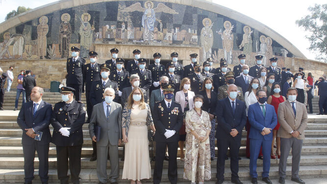 Foto de familia de los reconocidos en el día de la Policía Nacional junto a las autoridades.