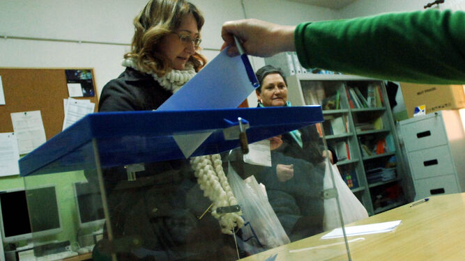 Imagen de archivo de las elecciones a los consejos escolares en un centro.