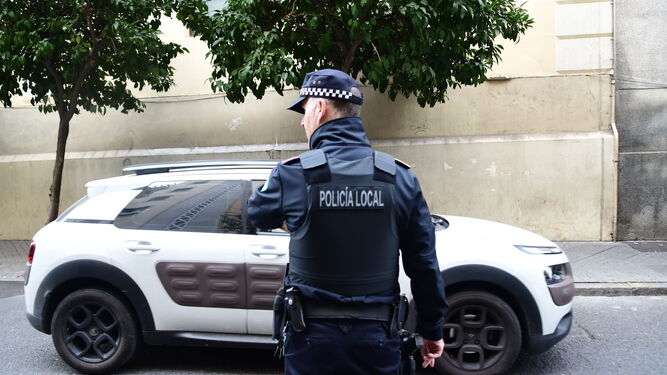 Un agente de la Policía Local de Córdoba en labores de control del tráfico.