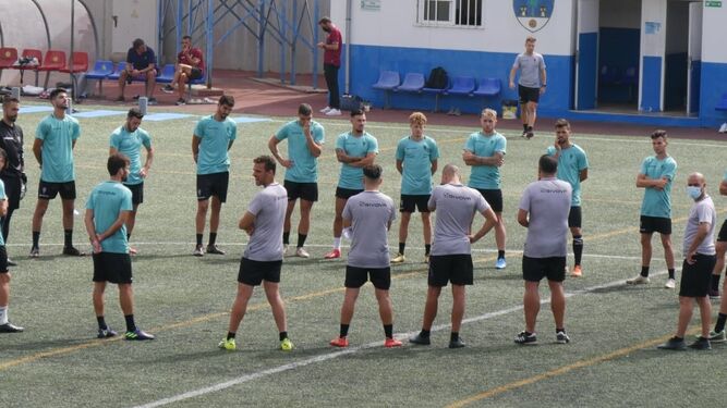 Germán Crespo da órdenes a sus jugadores durante el entrenamiento de este sábado.