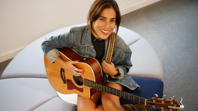Julia Medina posa con su guitarra.