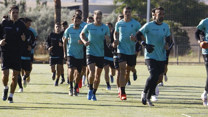 Los jugadores del Córdoba CF se ejercitan este martes en la Ciudad Deportiva.