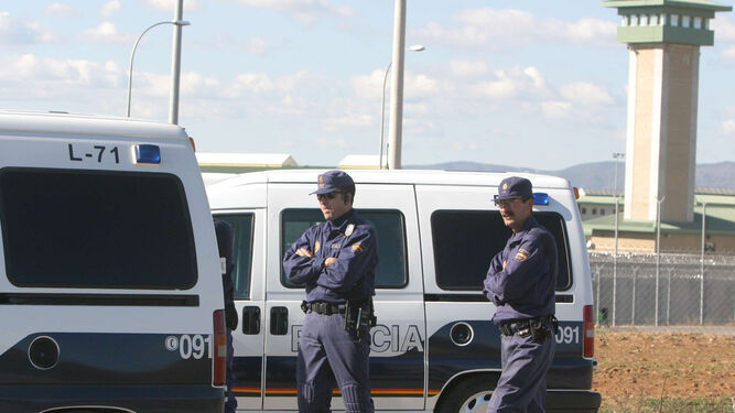 Agentes de la Policía en el entorno de la cárcel de Alcolea.