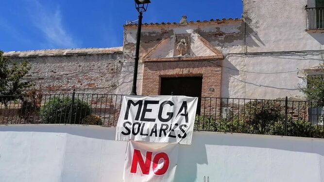 Carteles contra la planta solar en Guadalcázar.