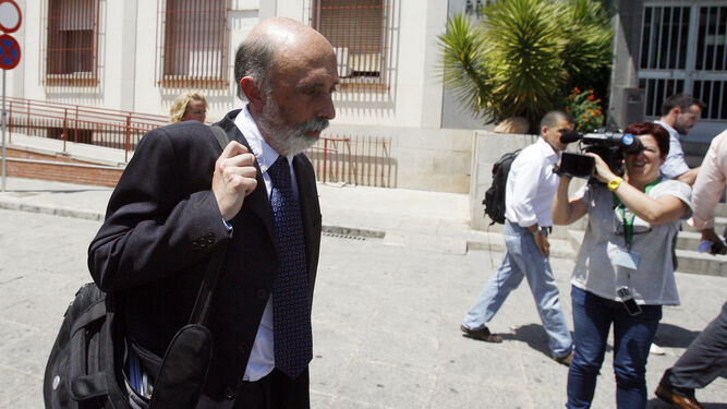 Francisco Etxeberria sale de la Audiencia de Córdoba en julio de 2013.