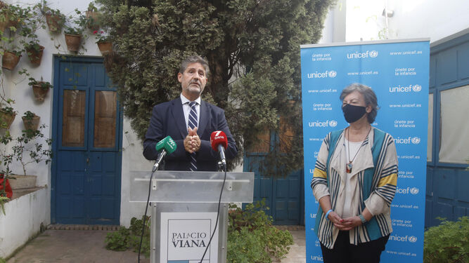 Ángel Cañadilla y Claudia Zafra en la firma del convenio de colaboración para vacunación.