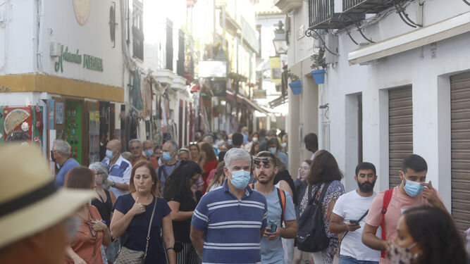 Calle del Casco Histórico de Córdoba repleta de gente durante el puente de octubre.