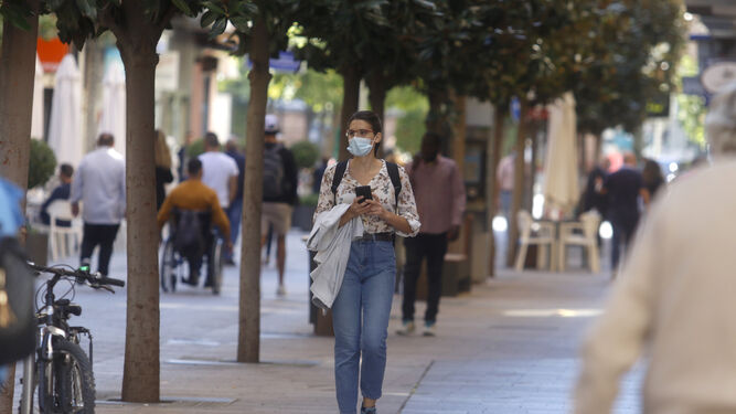 Una joven pasea por el centro de Córdoba.