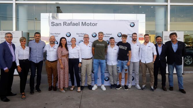 Representantes del club y del concesionario San Rafael Motor en la firma del acuerdo.