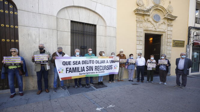 Concentración de los barrios ignorados de Córdoba delante de la Delegación del Gobierno andaluz.