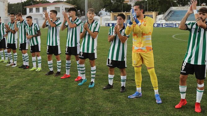 Los jugadores del Córdoba B saludan al inicio de un partido.