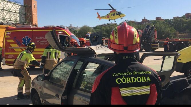 Los bomberos del Consorcio Provincial de Córdoba, durante su simulacro de rescate.