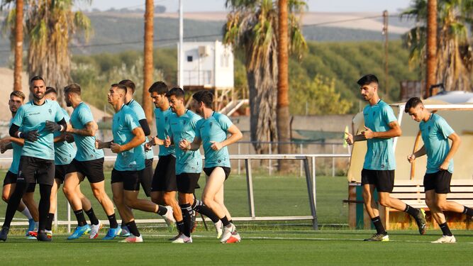 Los jugadores del Córdoba CF calientan en un entrenamiento en la Ciudad Deportiva.