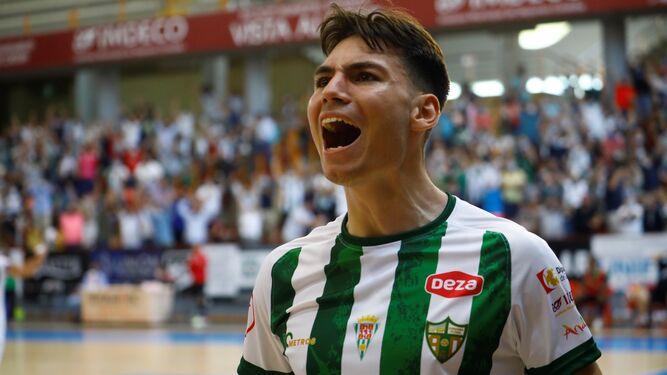 Ricardo Mayor, jugador del Córdoba Patrimonio de la Humanidad, celebra con euforia su gol al Palma Futsal.