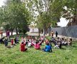 Niños durante una actividad docente al aire libre.
