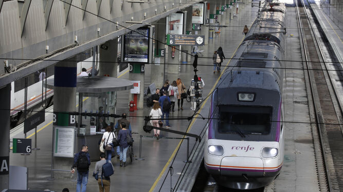 Un tren esperando en la estación de Santa Justa de Sevilla.