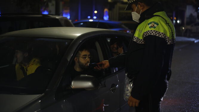 Un conductor sopla el alcoholímetro en el control de la Policía Local.