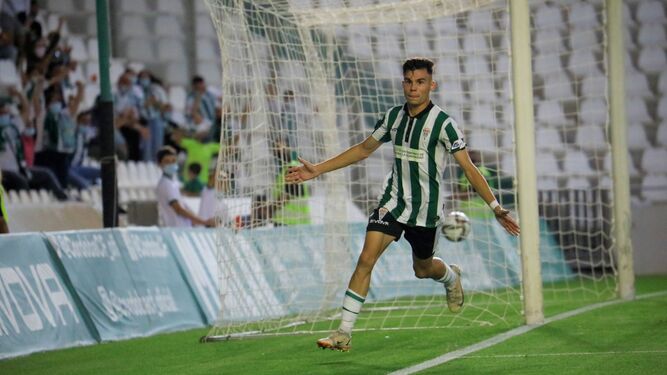Luismi celebra el gol con el que el Córdoba CF se adelantó al Antequera.