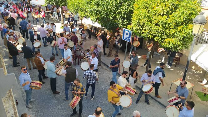 Decenas de personas tocan el tambor en una calle de Baena.