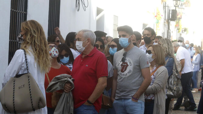 Varias personas haciendo fila para entrar a los Patios de Córdoba.